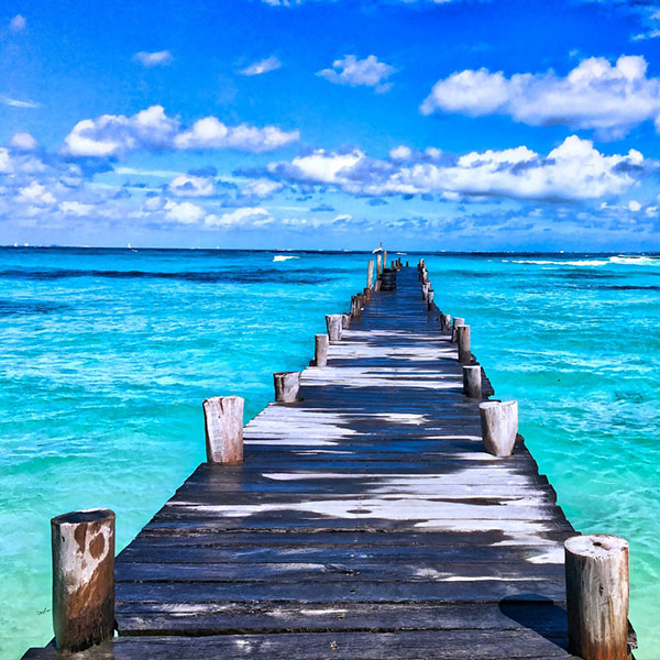 蓝天白云碧绿湖水